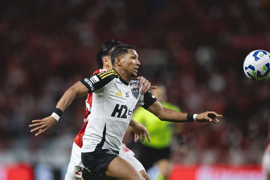 Rony tentou cavar pênalti no 1° tempo Rony tentou cavar pênalti no 1° tempo