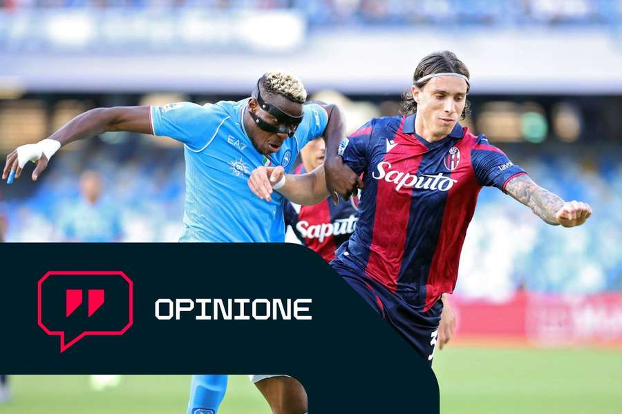 Calafiori contrasta Osimhen in uno scontro tra Napoli e Bologna del 2024.