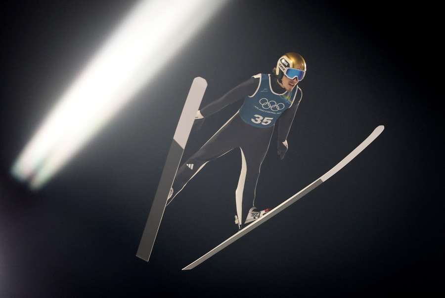 Un deportista ejecuta un salto