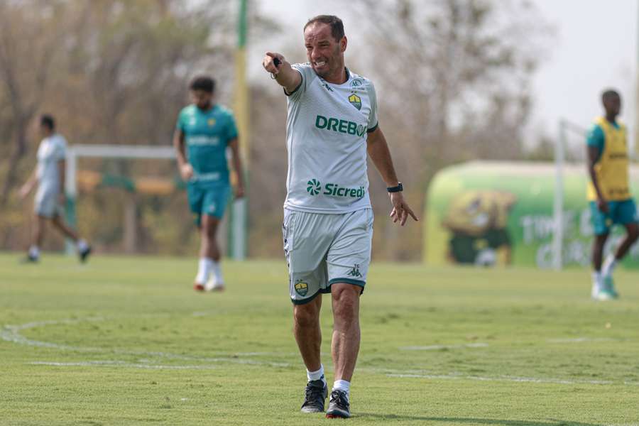 Petit comandou o Cuiabá em 25 jogos