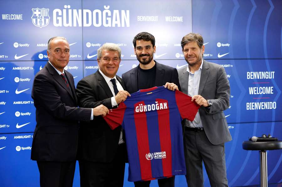 Gundogan poses with president Laporta, vice president Yuste and director of football Alemany