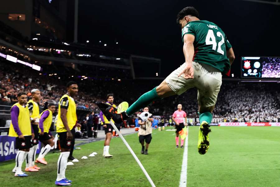 Flaco López celebra golo da vitória no Dérbi