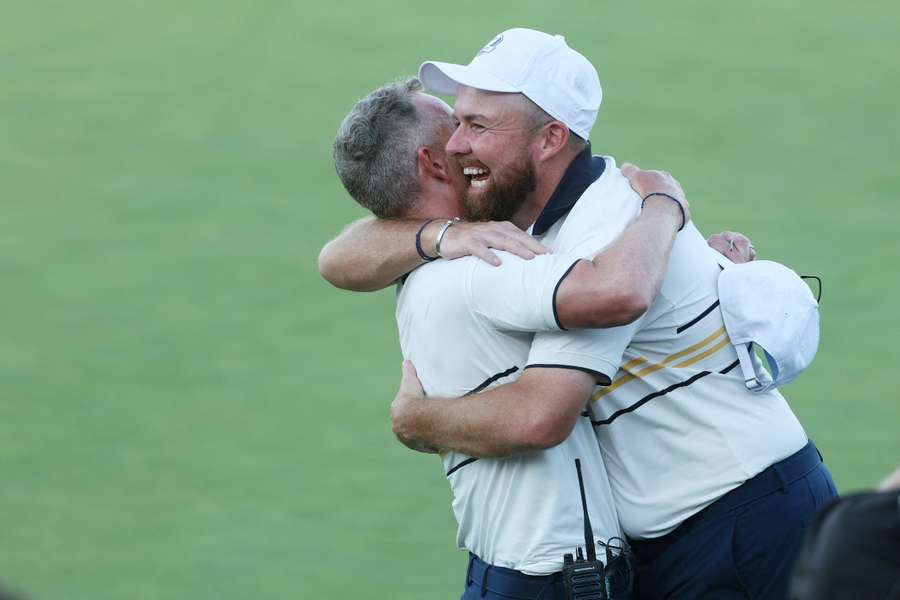 Luke Donald y Shane Lowry se abrazan tras la victoria de Europa