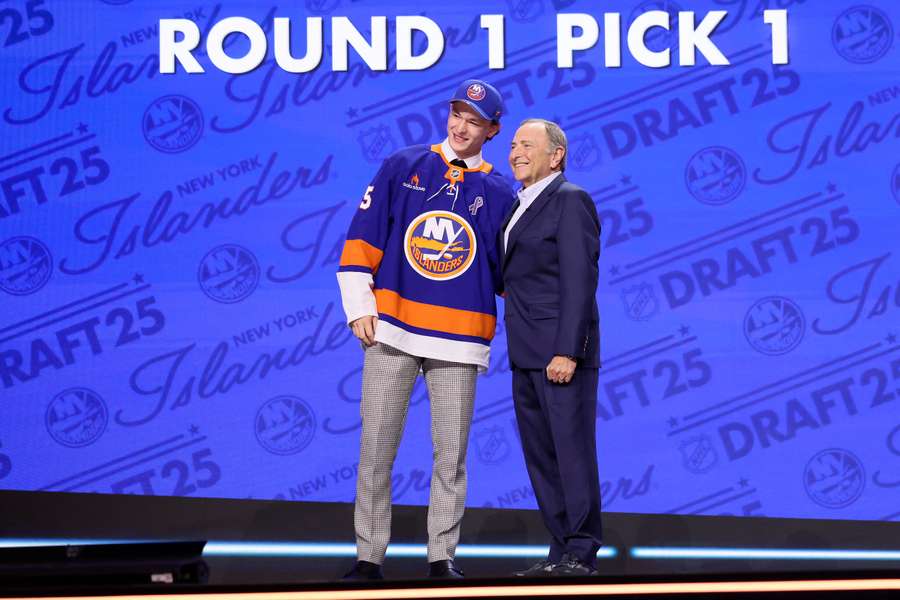 Matthew Schaefer après avoir été choisi lors de la draft.