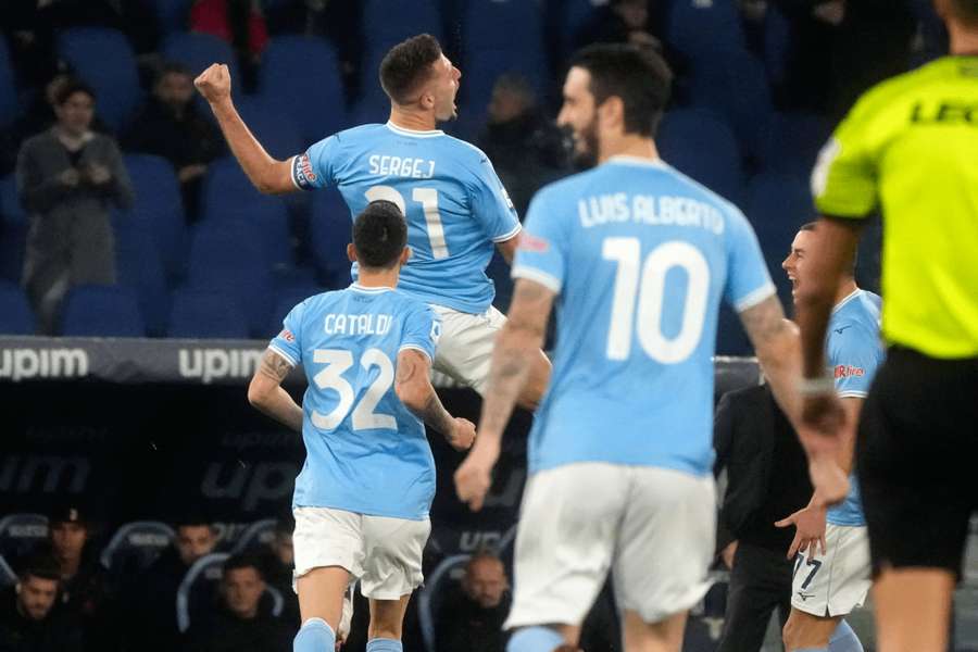 Vľavo hore Sergej Milinkovič-Savič oslavuje gól v zápase proti AC Miláno. 