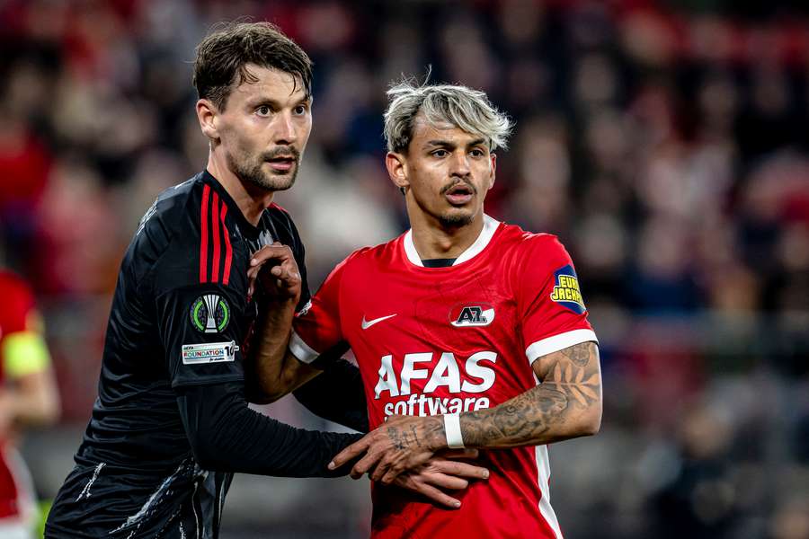 Kaan Kairinen a Weslley Patati v úvodním utkání Alkmaaru se Spartou. 