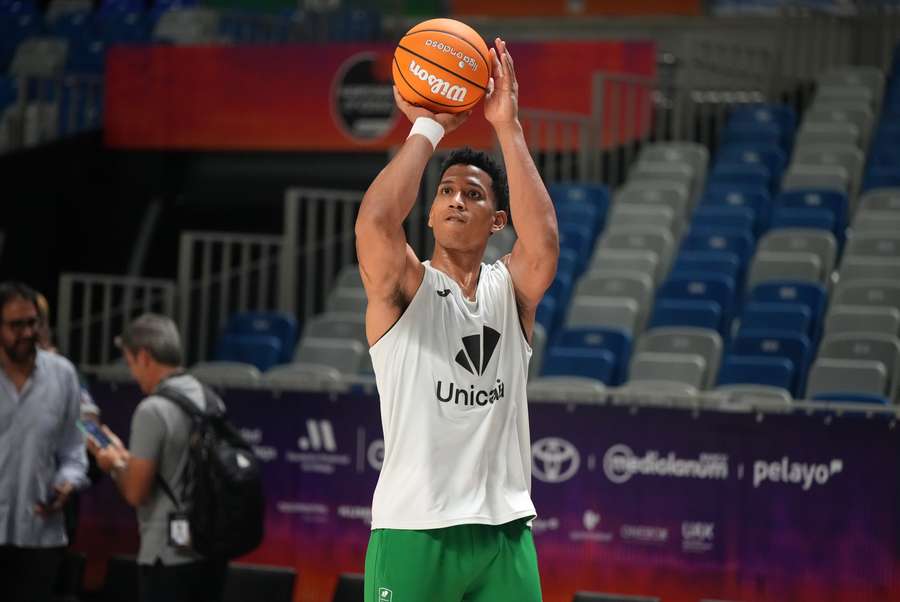 Tyson Pérez lanza a canasta en un calentamiento