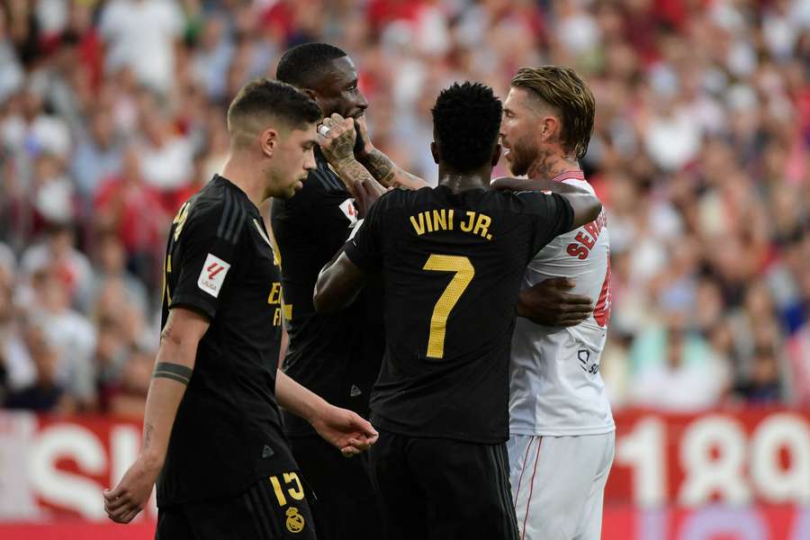 Ramos agarra as bochechas de Rüdiger