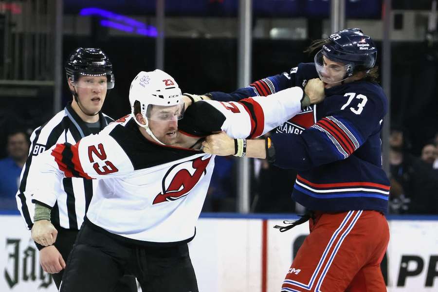 NHL Round-up: Kurtis MacDermit (l.) und Matt Rempe haben sich auf dem Eis einen waschechten Fight geliefert.