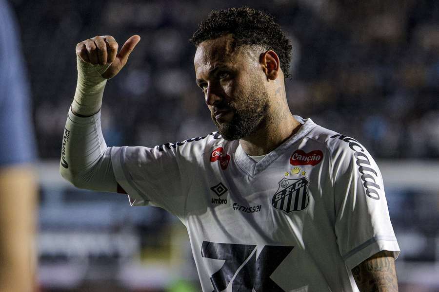 Neymar evoluează în prezent la Santos, în țara natală