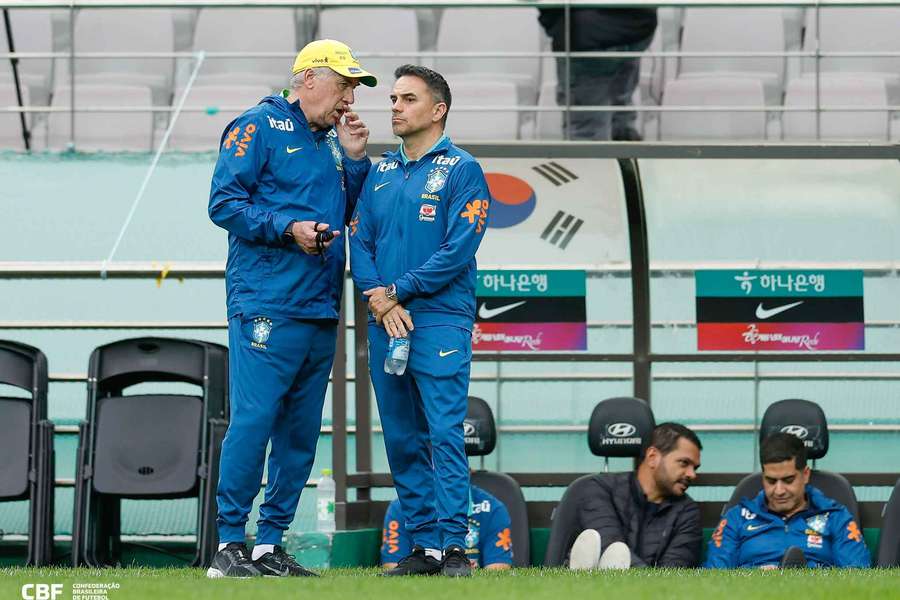 Carlo Ancelotti em conversa particular com o diretor Rodrigo Caetano