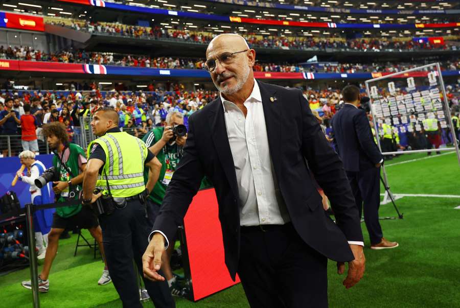Luis de la Fuente walks off pitch after beating France in 2026 World Cup semi-final