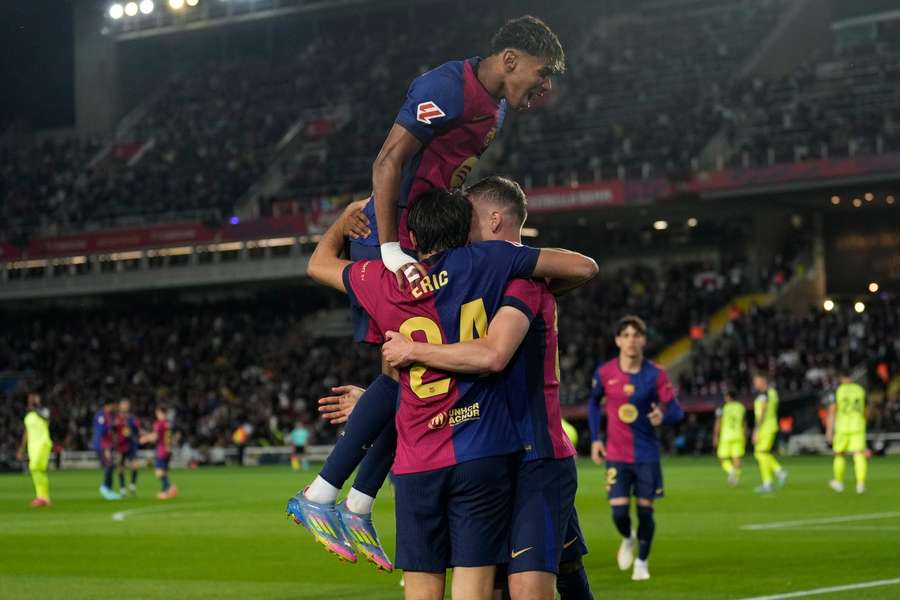 Players of Barcelona celebrate the 1-0 goal