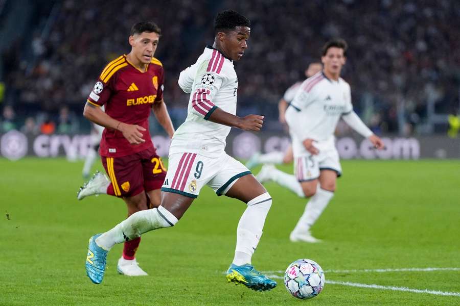Endrick, ante Nahuel Molina en el Roma-Real Madrid