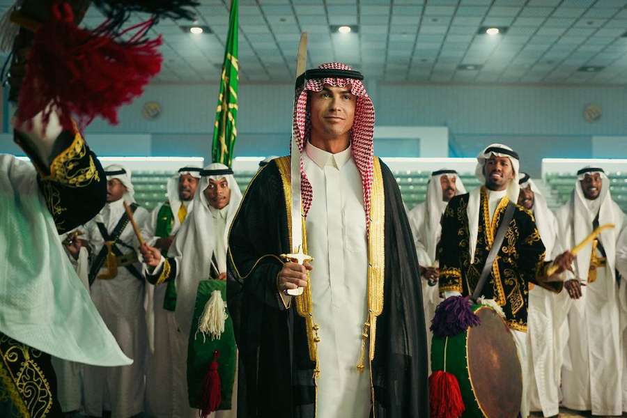 Cristiano Ronaldo, vestido con ropa saudí, durante un acto de su club. 