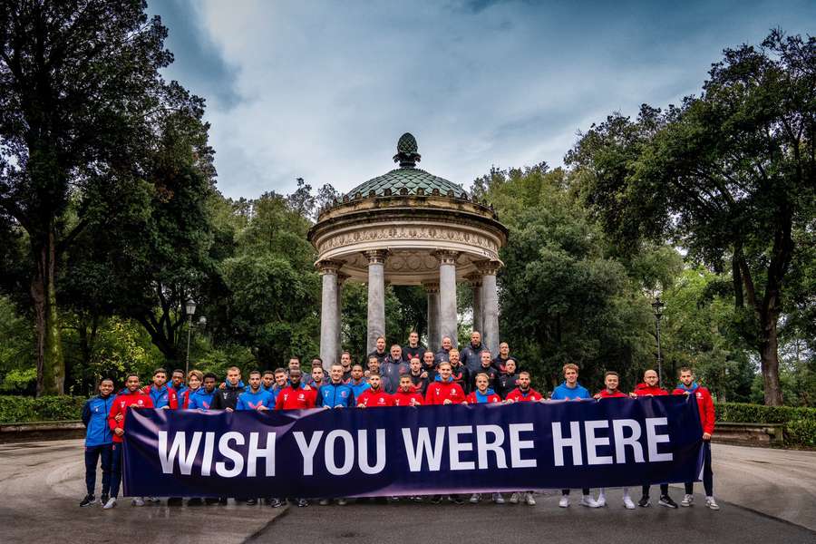 Door voor een monument in Rome te poseren wordt ook gelijk verwezen naar de reden dat de supporters niet welkom zijn