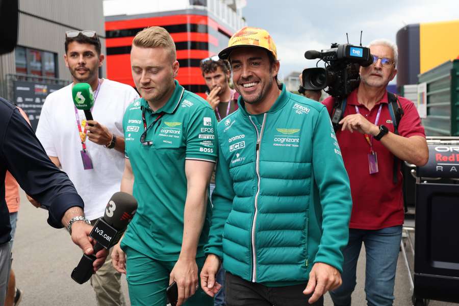 Fernando Alonso arriveert op het circuit van Catalonië Fernando Alonso arriveert op het circuit van Catalonië