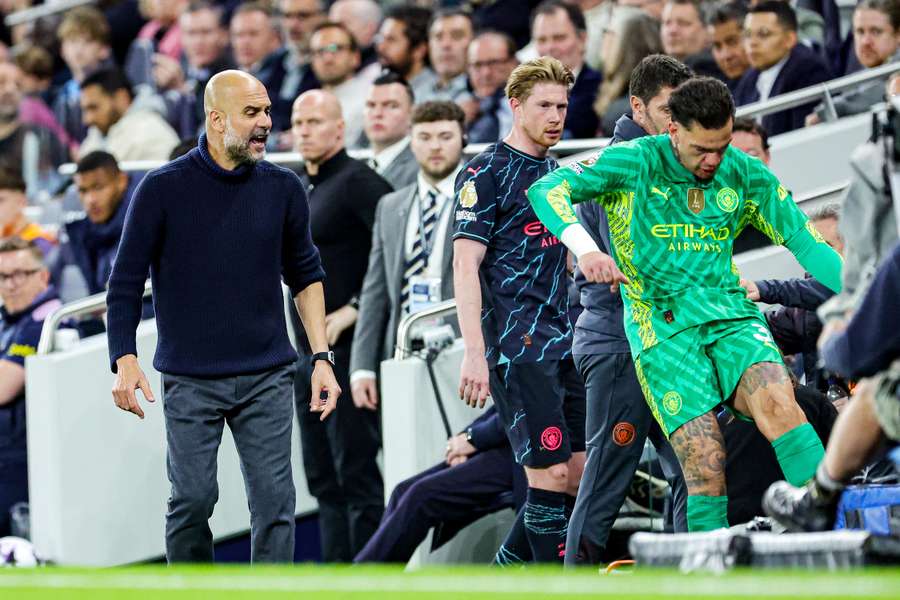 Ederson was zichtbaar niet tevreden na zijn wissel