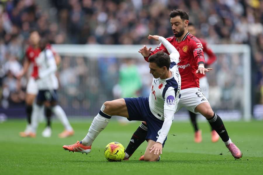 João Palhinha perante Bruno Fernandes no Tottenham-Manchester United João Palhinha perante Bruno Fernandes no Tottenham-Manchester United