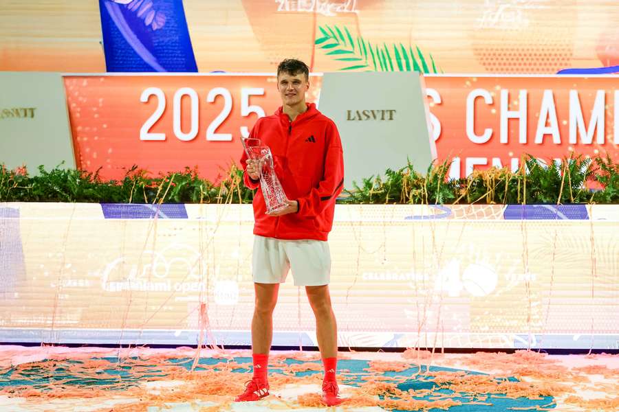 Jakub Menšík po vítězném finále s Novakem Djokovičem. 