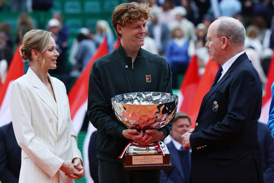 Jannik sinner con il trofeso