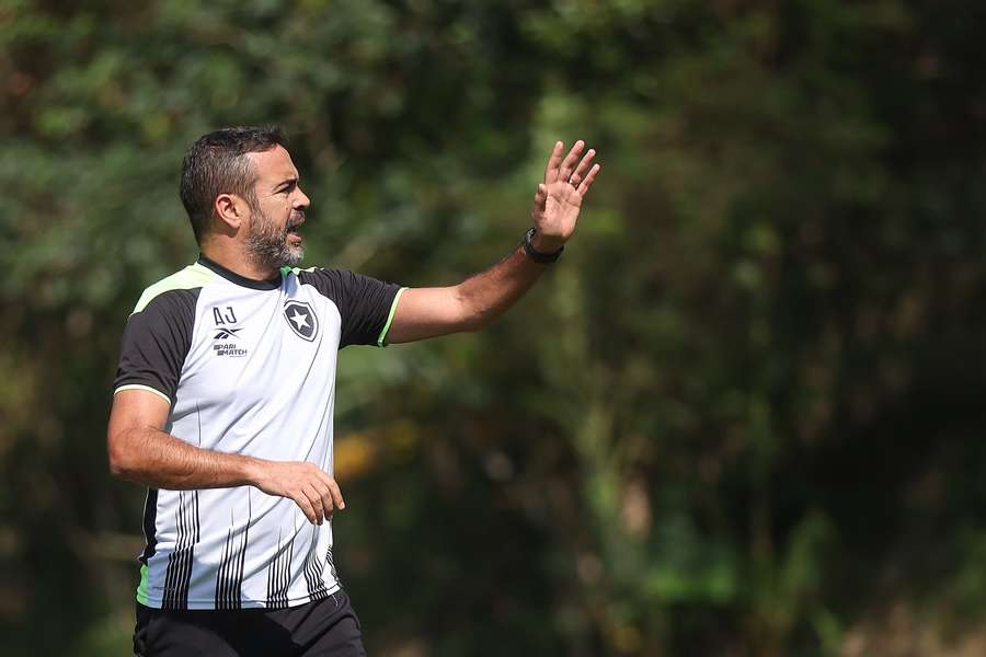 Artur Jorge tem sua parte de responsabilidade na liderança do Botafogo