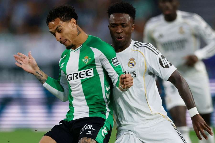 Antony e Vini Jr. em Betis x Real Madrid, por LaLiga