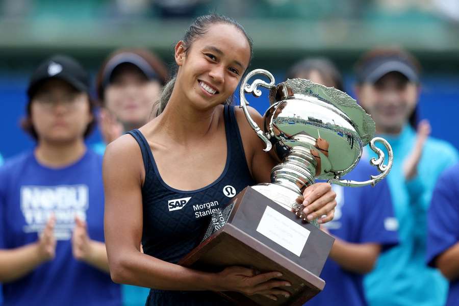 Fernandez celebrates with her trophy