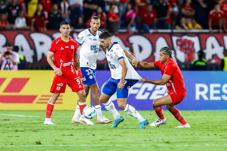 Bahia ia bem até sofrer gol em sequência de erros