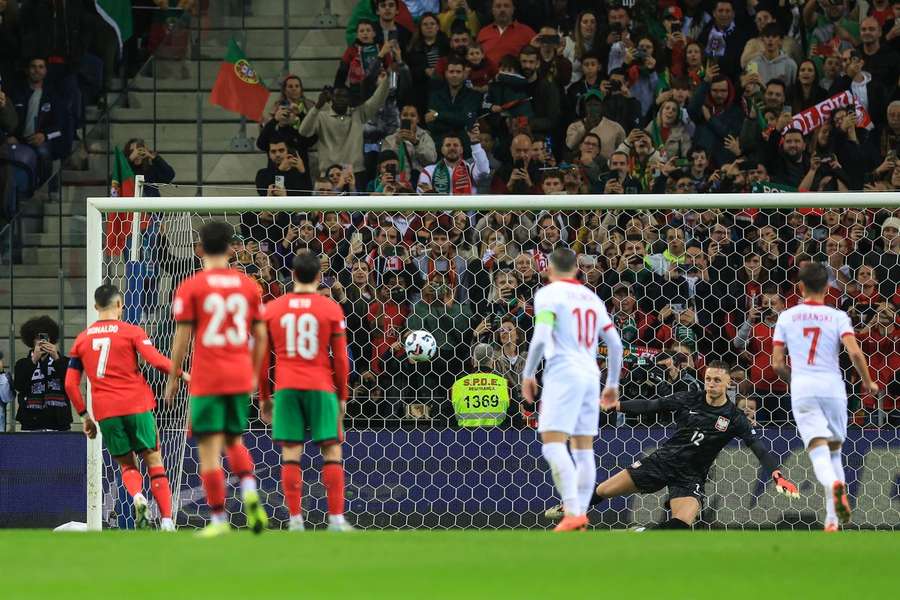 Cristiano Ronaldo bisou frente à Polónia