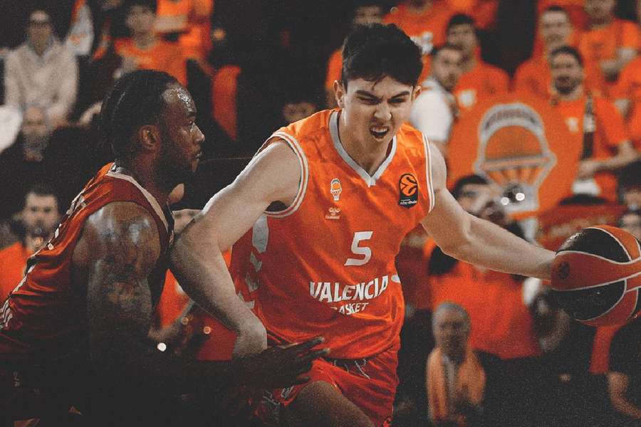 De Larrea, del Valencia Basket, conduciendo la pelota