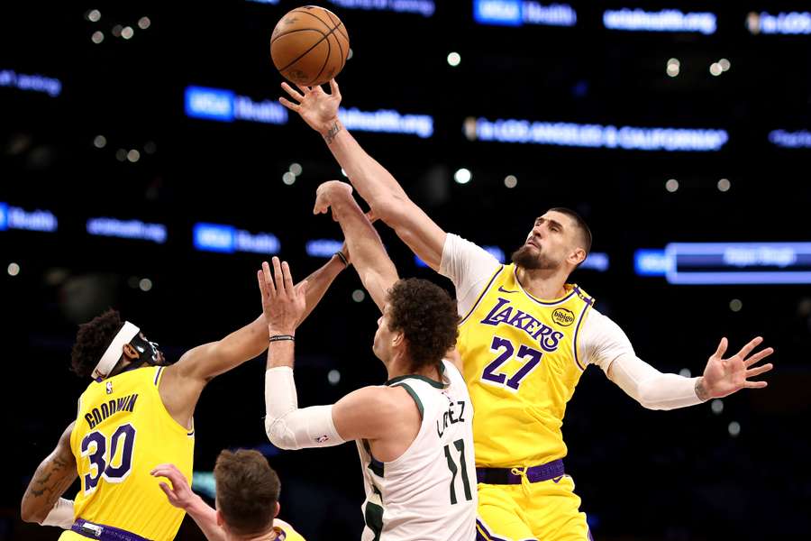 Alex Len, con los Lakers
