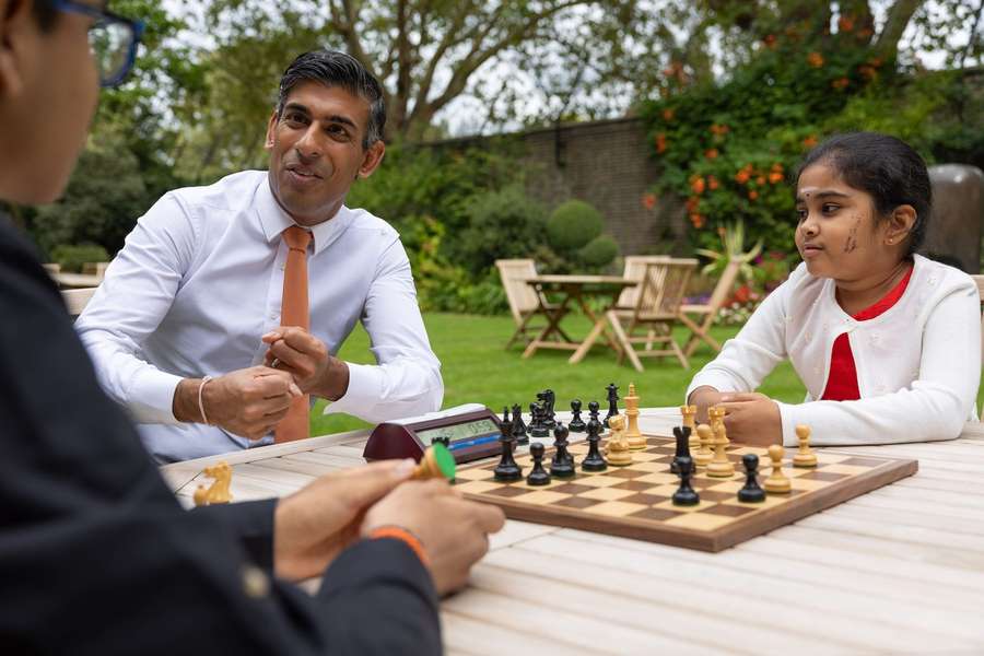 Bodhana Sivanandan (R) naast de premier van het Verenigd Koninkrijk Rishi Sunak