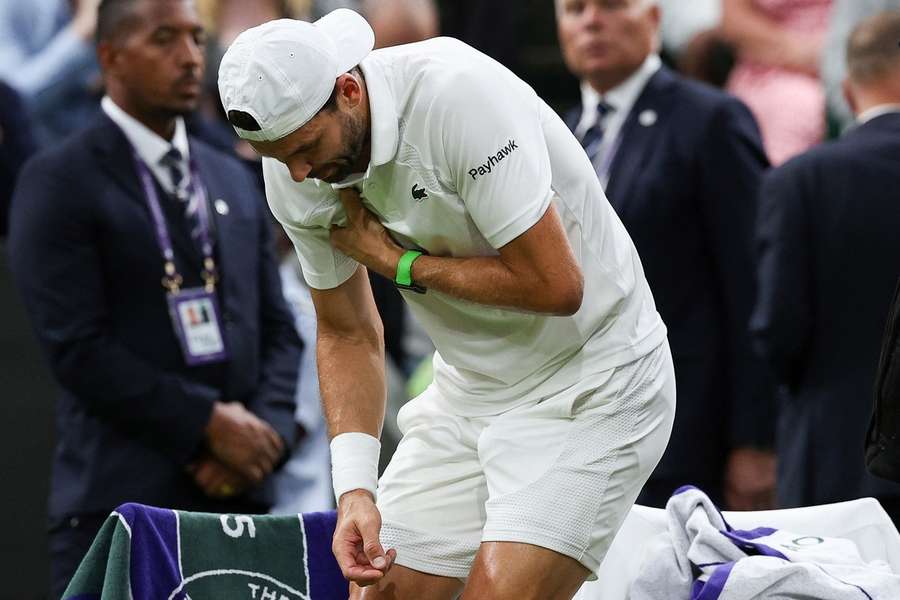 Grigor Dimitrov musel osmifinále Wimbledonu skrečovat.