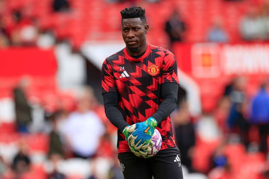 Onana, prêté par Man Utd, pose avec sa famille et son agent sur sa première photo en tant que joueur de Trabzonspor