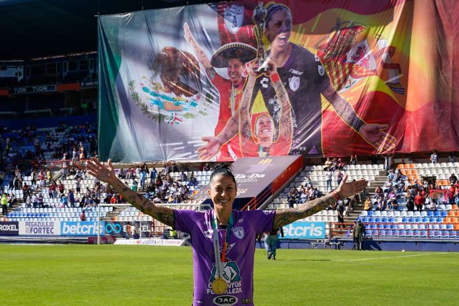 Jenni Hermoso festeggiata in Messico dopo la vittoria della Coppa del Mondo con la Spagna