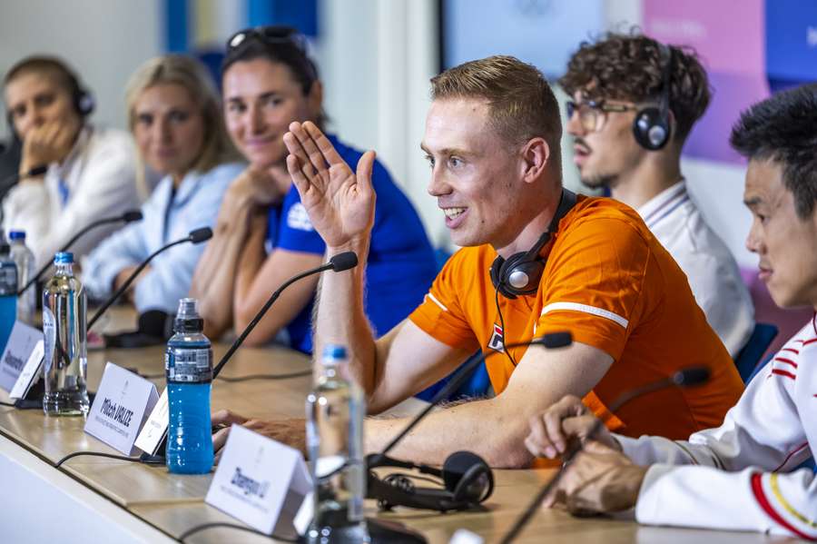 Handbiker Mitch Valize tijdens een persconferentie