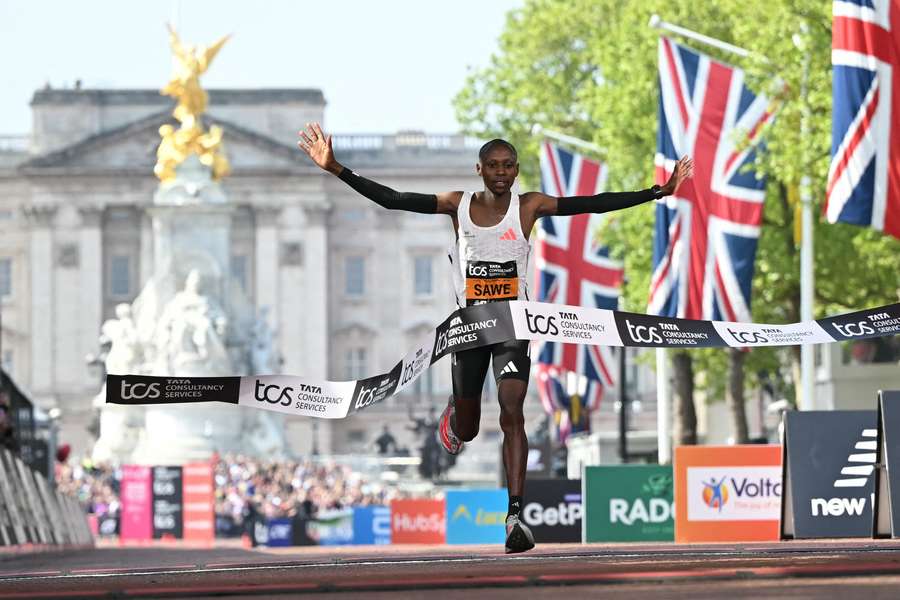 Kenijczyk Sabastian Sawe przekroczył linię mety, wygrywając męski maraton w Londynie w 2025 r.