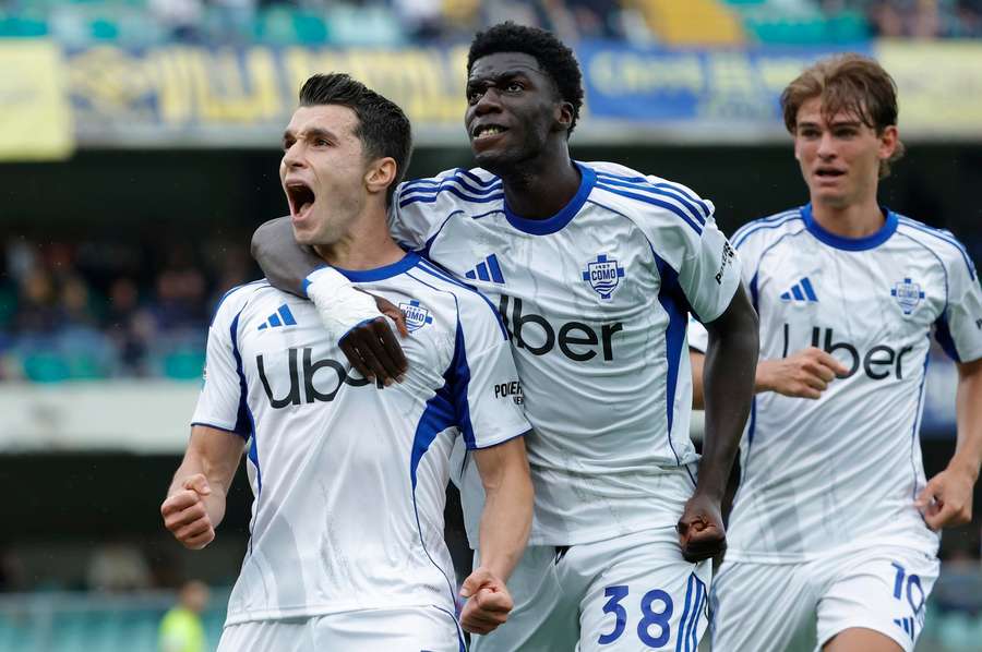 Como’s Tasos Douvikas celebrates his winner with his teammates Como’s Tasos Douvikas celebrates his winner with his teammates