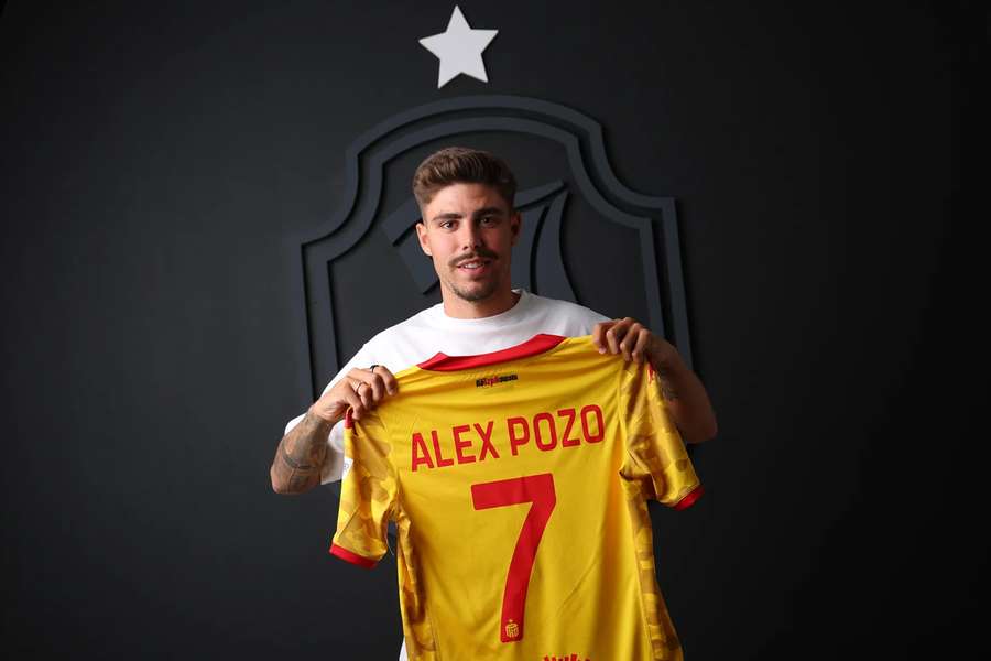 Alex Pozo com as cores do novo clube