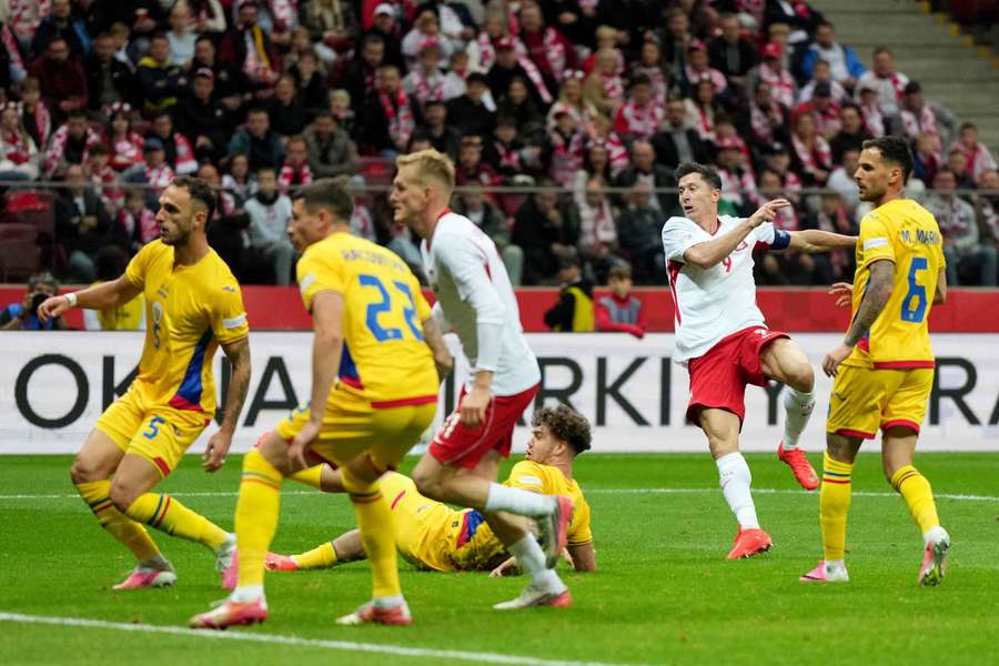 Robert Lewandowski completes his hat-trick