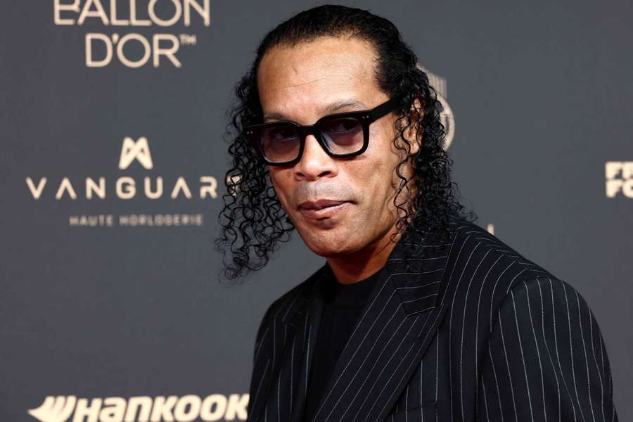 Ronaldinho posa ante los medios