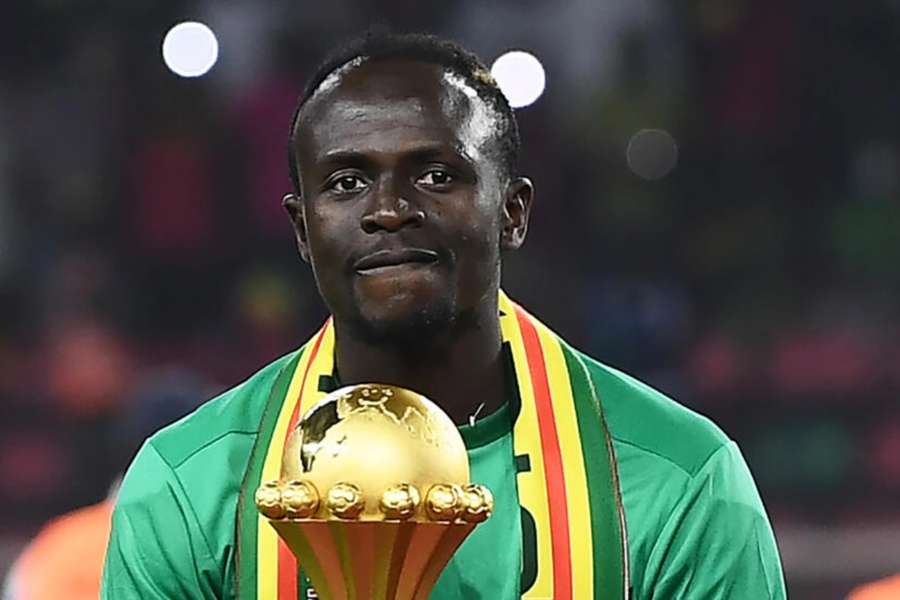 La stella del Senegal Sadio Mane con il trofeo della Coppa d'Africa dopo la vittoria nella finale del 2022 contro l'Egitto.