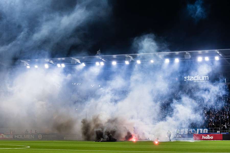 Beim Spiel zwischen Norrköping und Örgryte hat der Kunstrasen Feuer gefangen. Beim Spiel zwischen Norrköping und Örgryte hat der Kunstrasen Feuer gefangen.