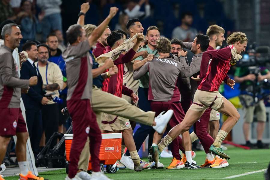 Lijnders (midden) viert feest na de Champions League play-off overwinning van Salzburg op Dynamo Kyiv