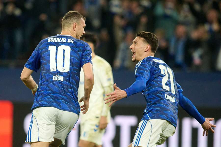 Der 39 Jahre alte Edin Dzeko mischt die 2. Bundesliga auf Der 39 Jahre alte Edin Dzeko mischt die 2. Bundesliga auf