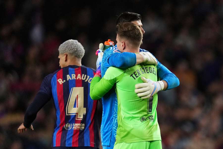 Courtois y Ter Stegen se abrazan tras un partido entre Madrid y Barça.