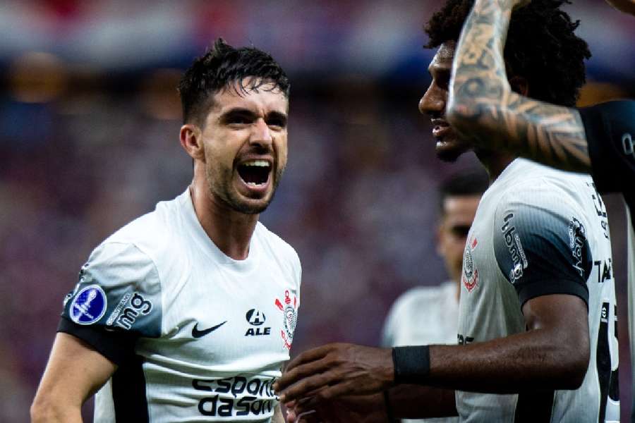 Coronado fez um golaço para o Corinthians 