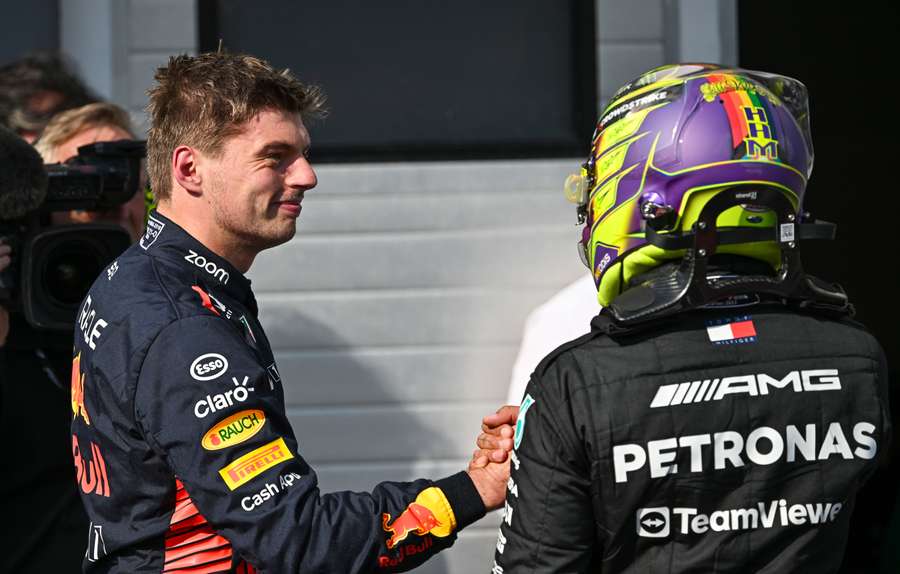 Hamilton recevant les félicitations de Verstappen.