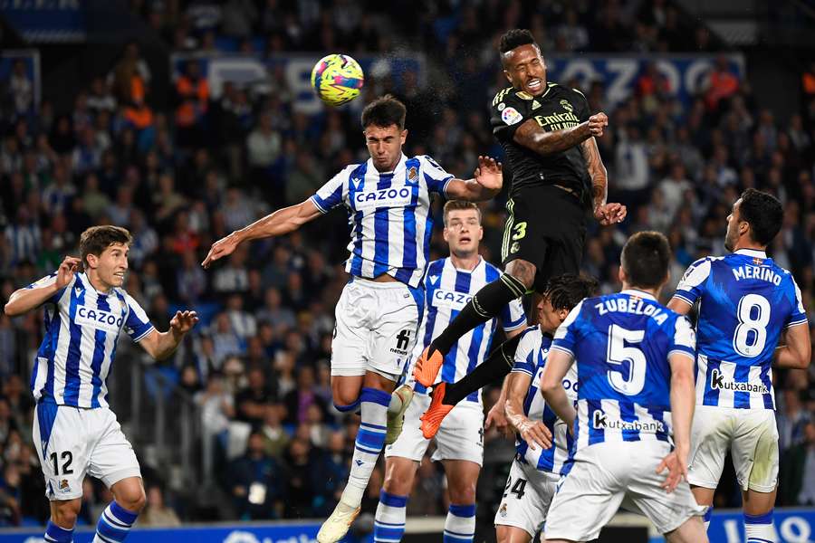 Zubimendi fights for an aerial ball with Militao